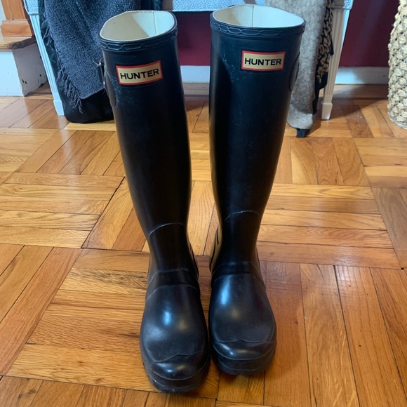 Hunter Shoes - Black hunter boots & white sock inserts